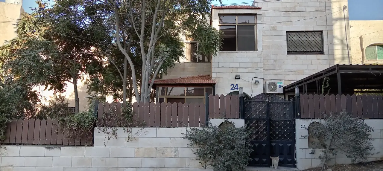 فيلا دوبلكس طابقين حجر معاني مع حديقة للبيع في صافوط