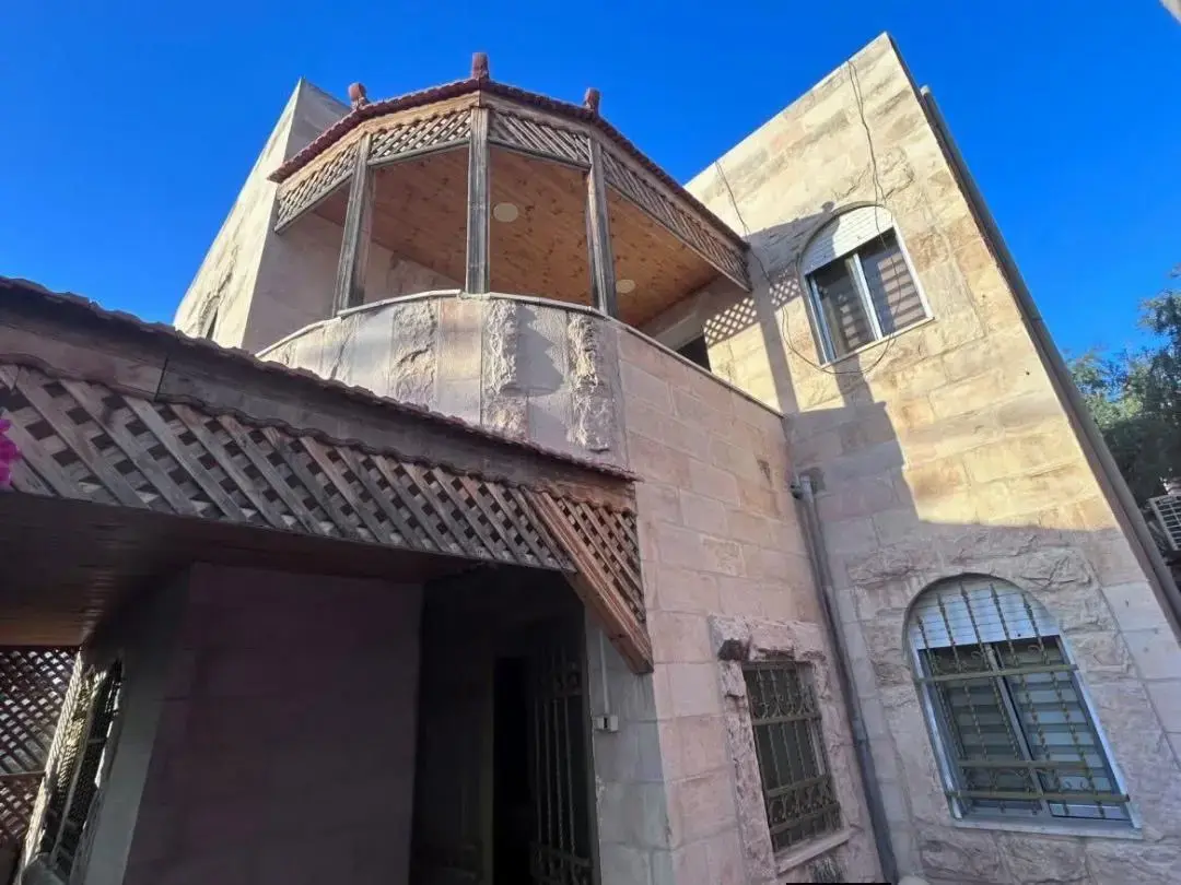 Furnished two-storey villa with garden for sale in Mahes, near Badr and Dabouq