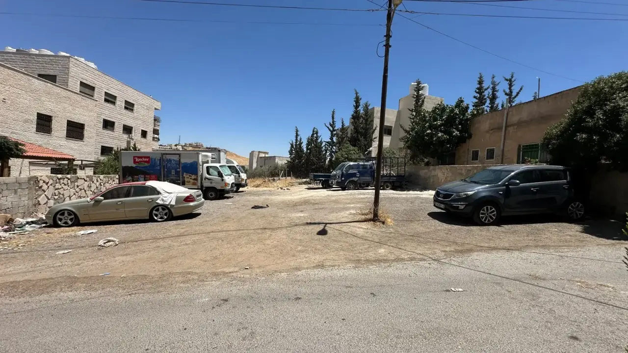قرب الحزام الدائري في ماركا الجنوبية: أرض سكنية مستوية 354 م² للبيع