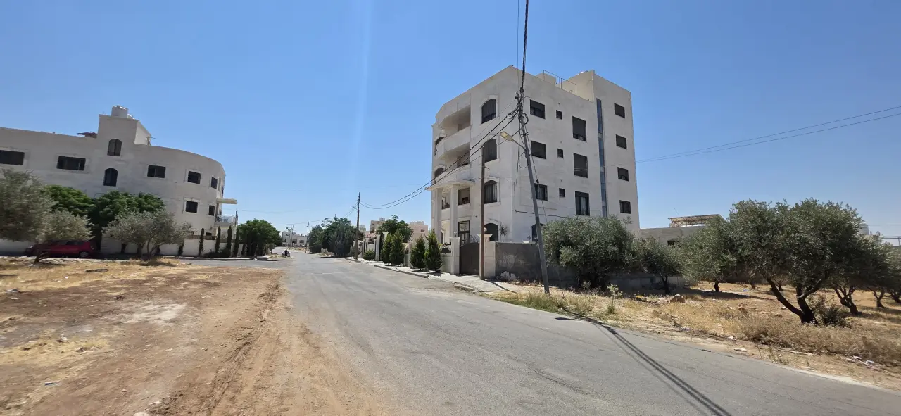 Hay Al Iman, Al Jwaydeh: level 595 m² plot among villas
