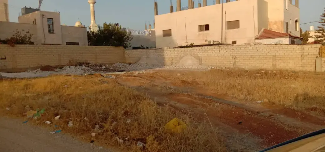 قرب مسجد عمر بن الخطاب في قرية سالم، أرض 505 م² بواجهة 25 متراً