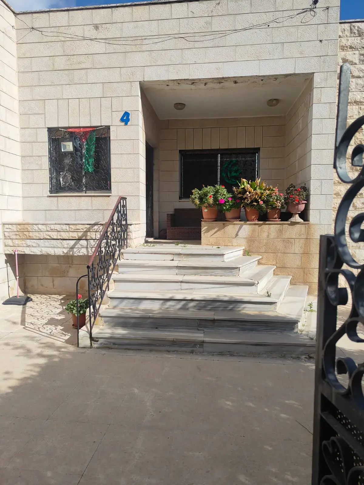 Corner plot near Mecca Mall, Um Al Summaq: 607 m² Residential B with an older house