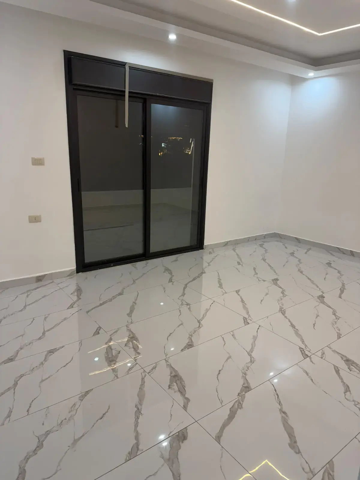 Never-lived-in 184 m² second-floor apartment for sale near King Abdullah II Gardens, Irbid