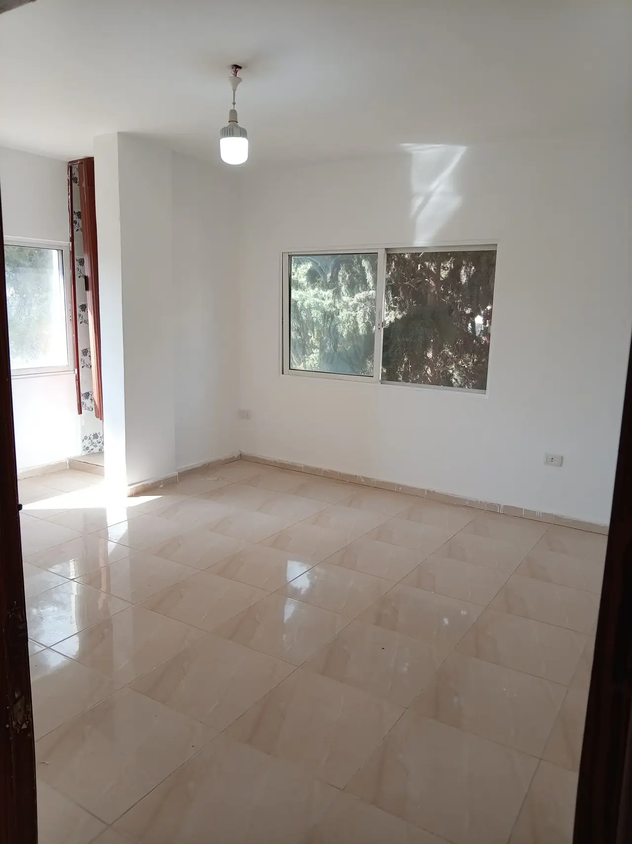 Behind Nusaiba college in Huwwarah, Irbid: empty 100 m² first-floor flat for rent