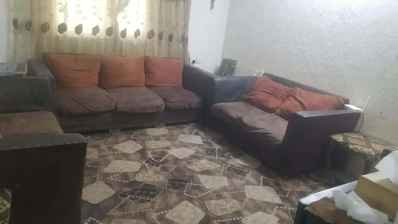 شقة طابق ثالث 70 م² للبيع في إسكان الأمير طلال قرب المدارس
