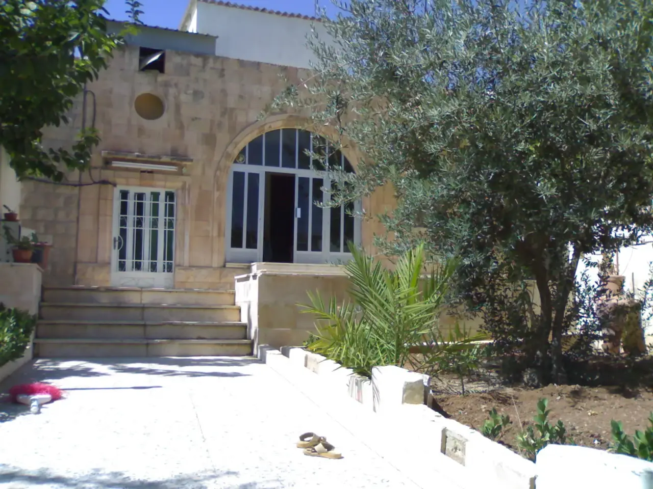 Al Weibdeh heritage villa, detached on two streets, for yearly rent