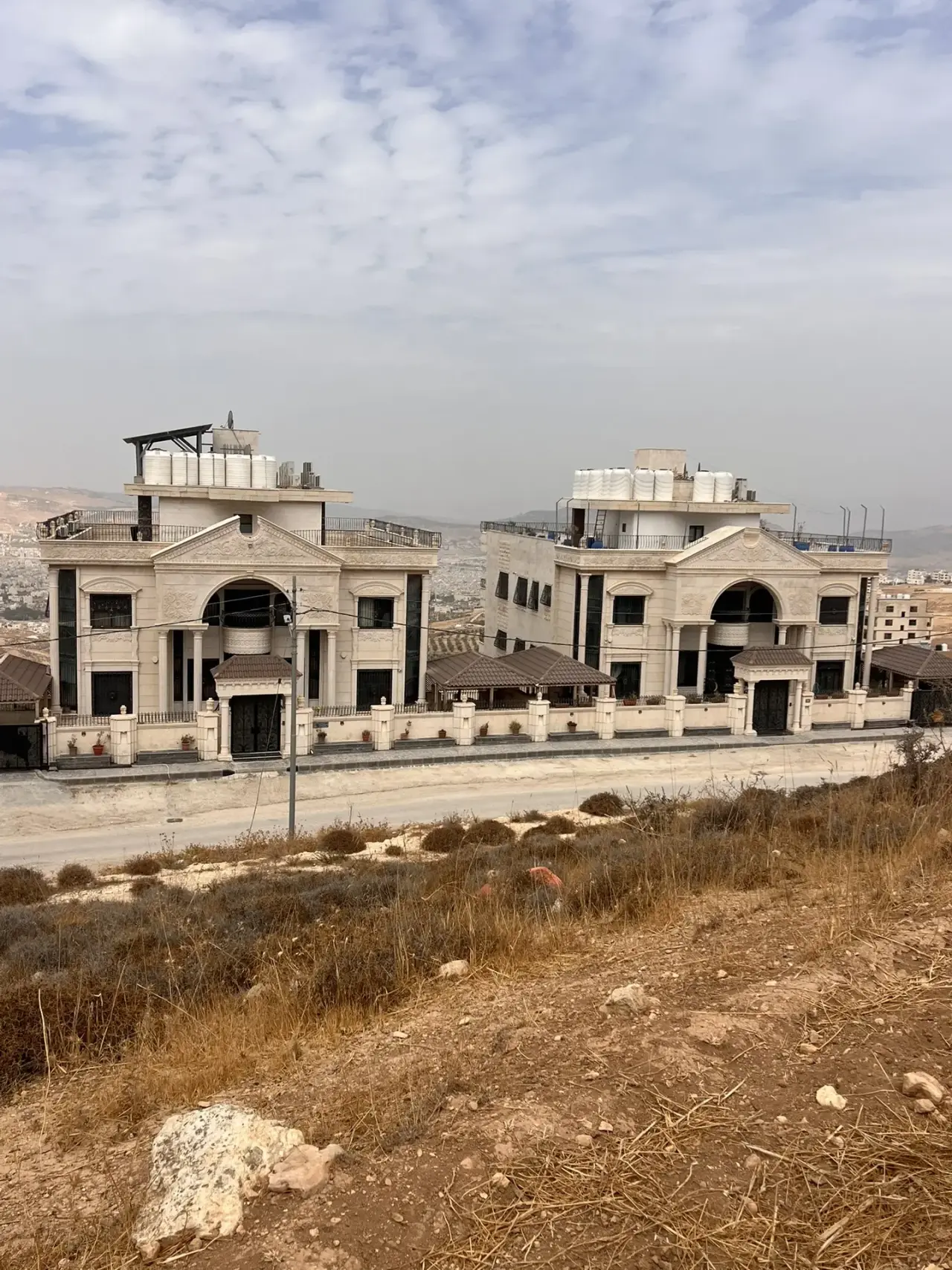 في منطقة فلل بالجبيهة، أرض 600 م² على شارعين