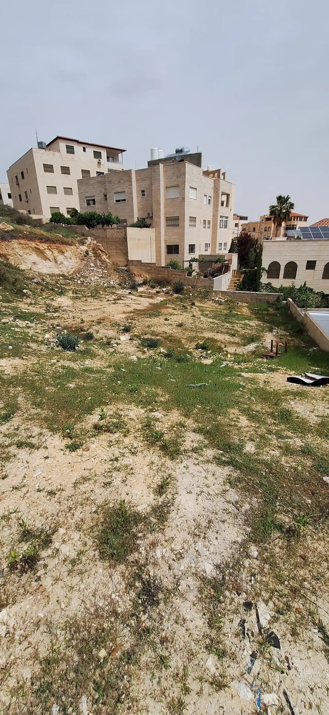 في الجبيهة أرض 770 م² سكن ب بواجهة 27 م، تصلح لمشروع إسكان