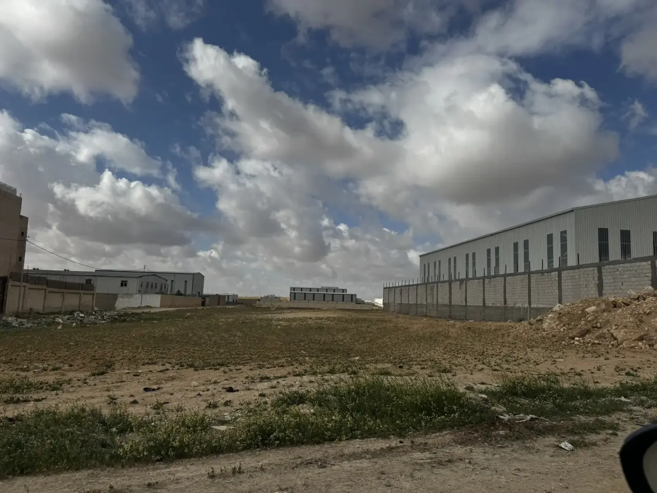Hangar or warehouses: 2,700 m² on two roads for rent in Al Mowaqar