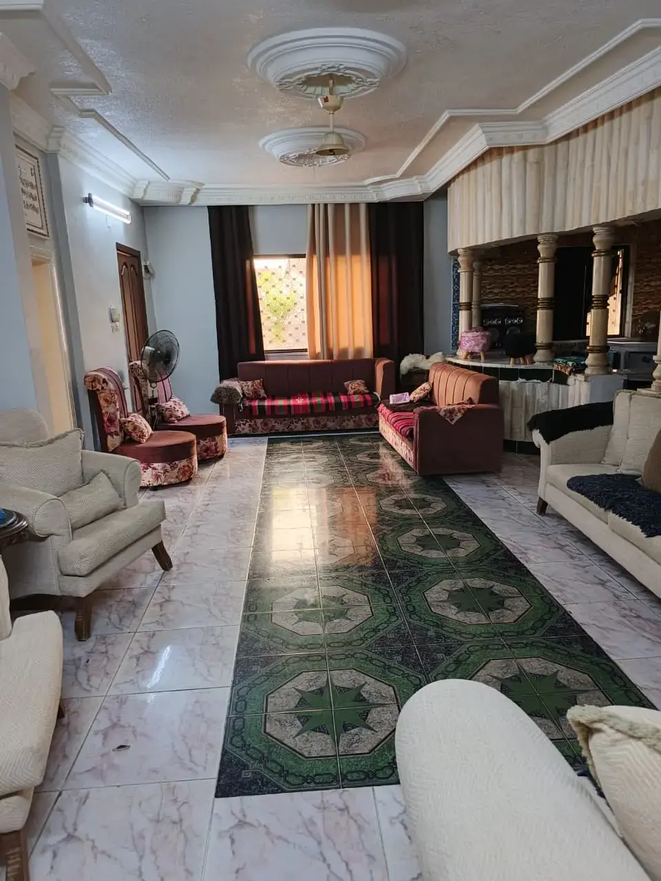 في الهاشمية طابق أرضي كامل 275 م² فيه شقتان بواجهات حجر للبيع