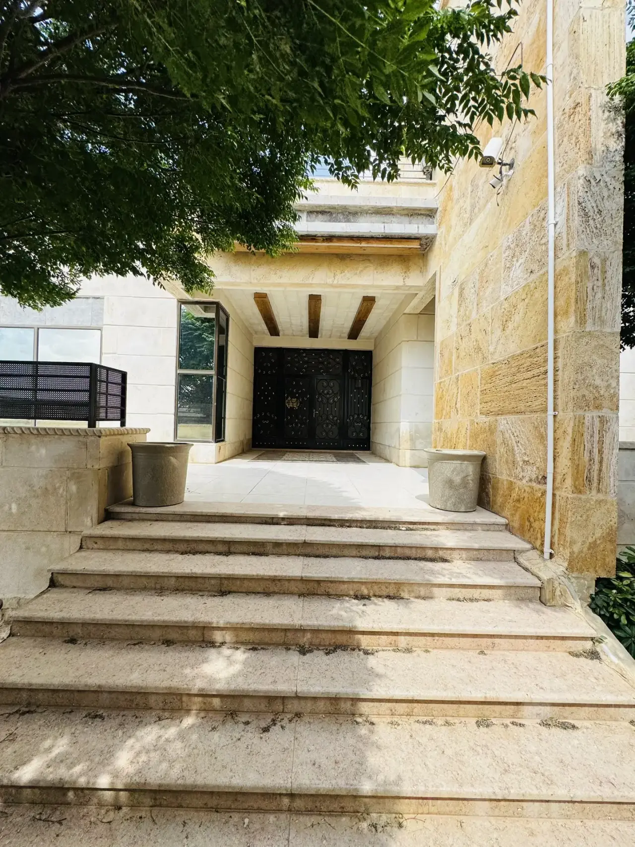 600 m² duplex villa on 878 m² of land in Dahiet Al Madena Al Monawwara, sold by owner