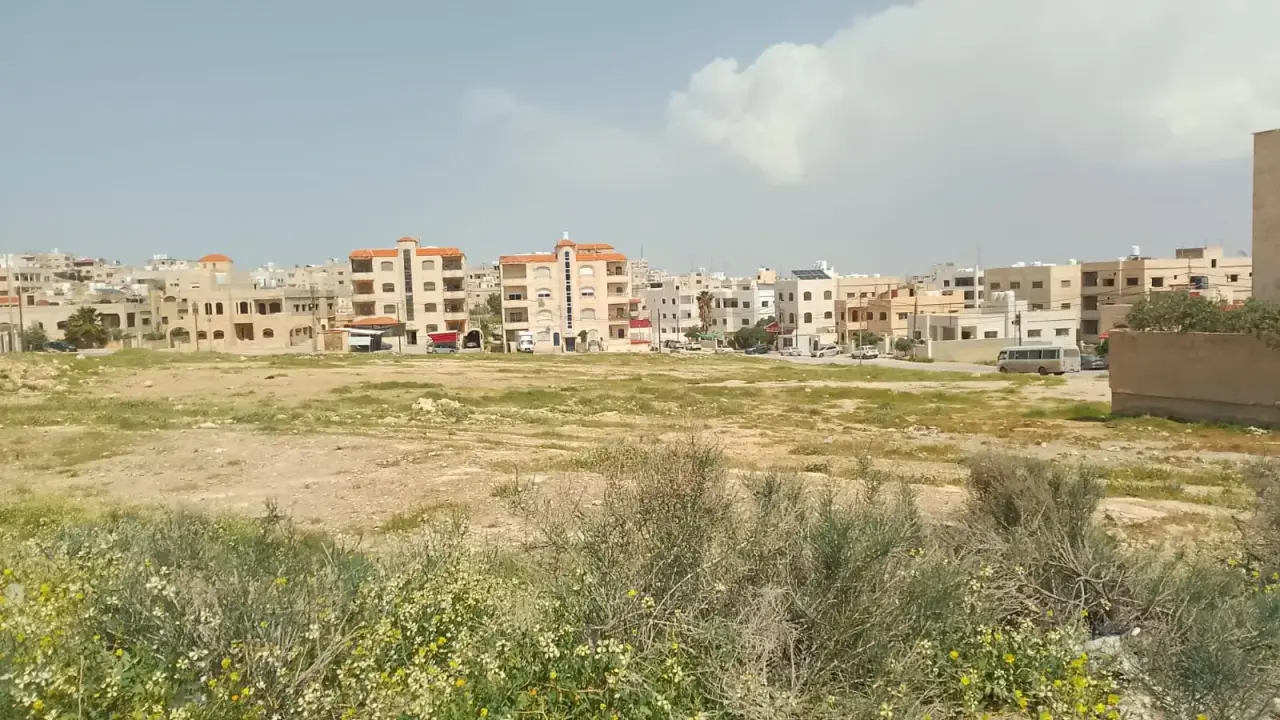 مسموح بناء 4 طوابق: أرض سكن ب 1,120 م² في البتراوي الجنوبي