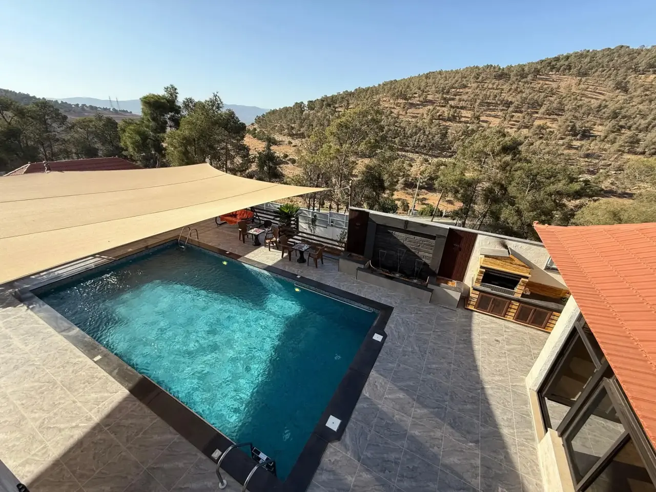 Marsa', Jerash: new duplex villa with pool on a walled dunam