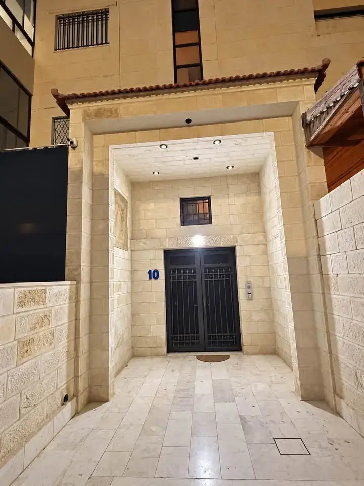 Negotiable price, third-floor 150 m² flat with 75 m² roof in Al Jandaweel