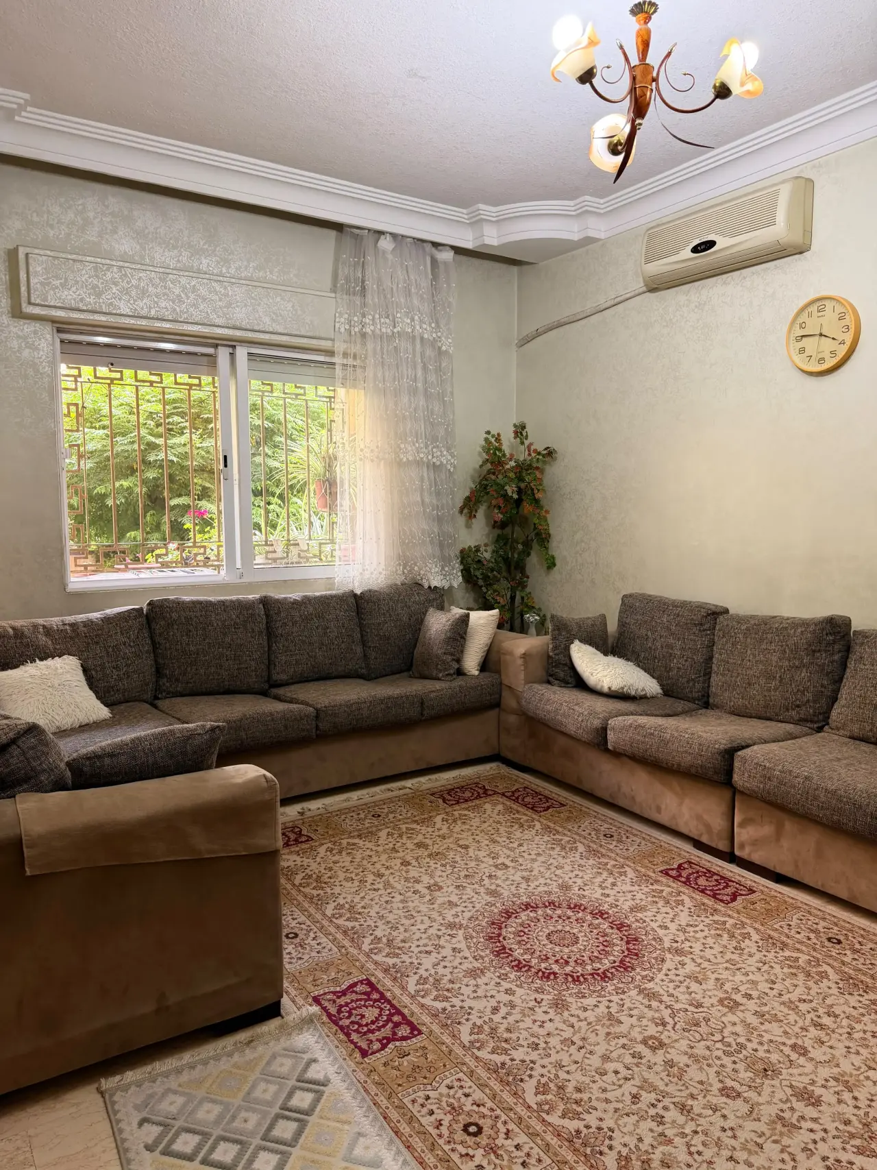 Al Jandaweel ground-floor flat, sold furnished, with an 80 m² garden terrace