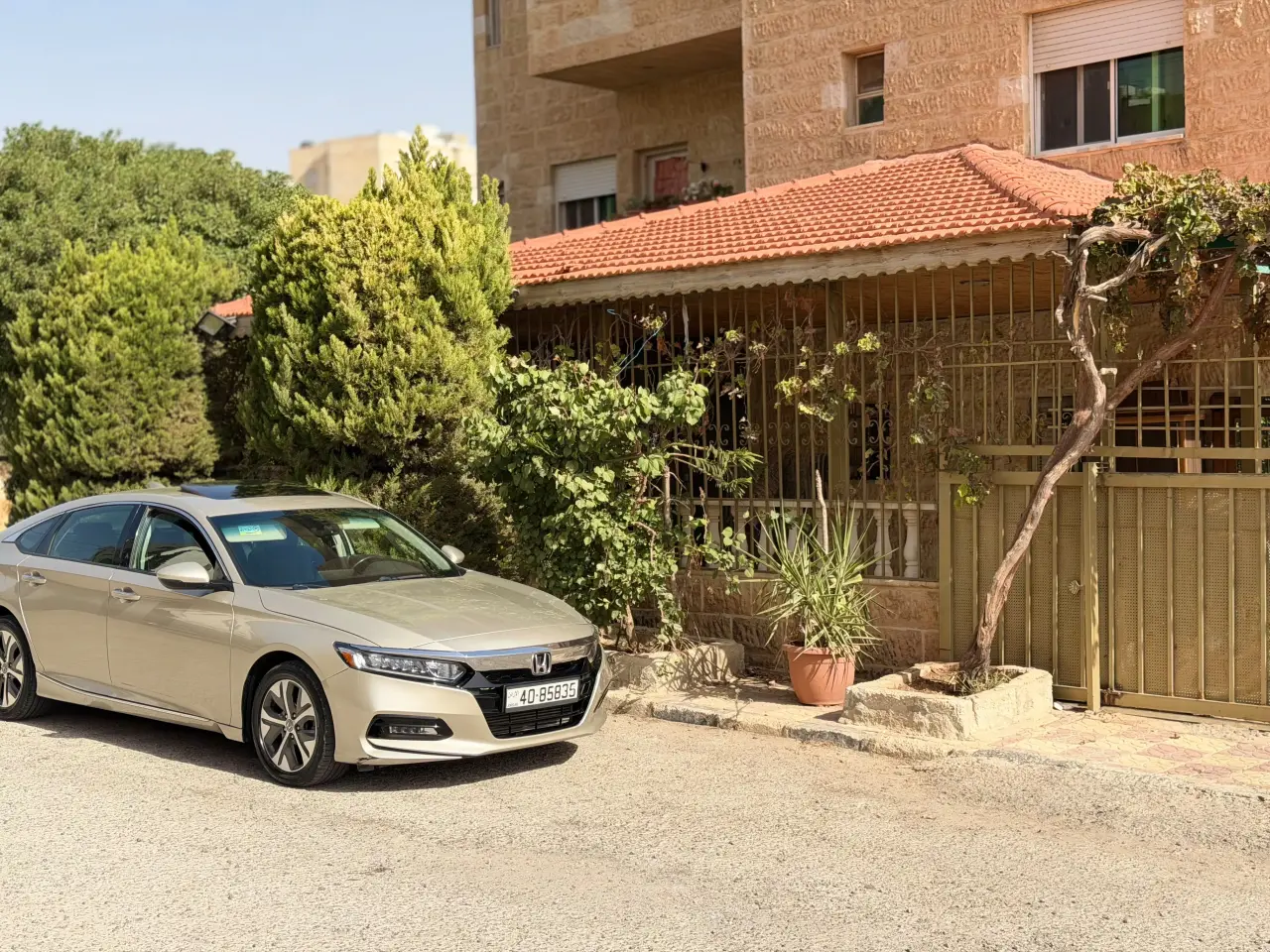 طبربور: أرضية على مستوى الشارع فيها ترس وكراج مستقل