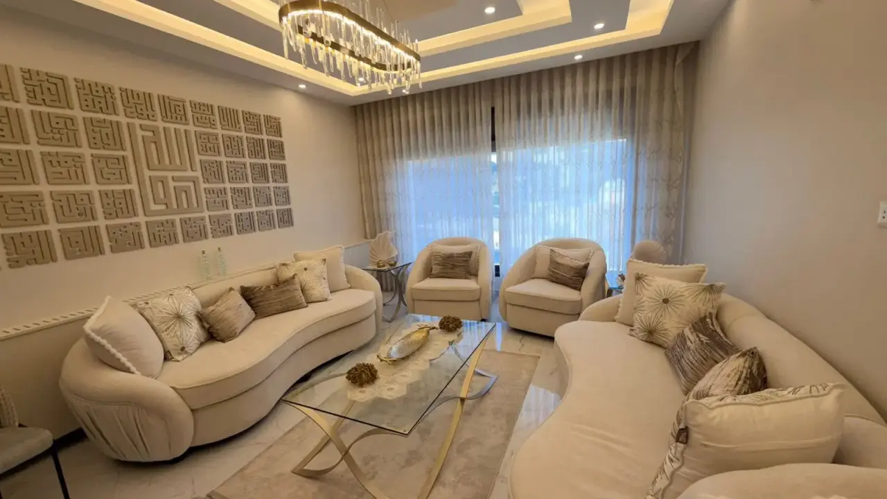 Open, unblocked view from a 160 m² super-deluxe flat in Al Thuhir