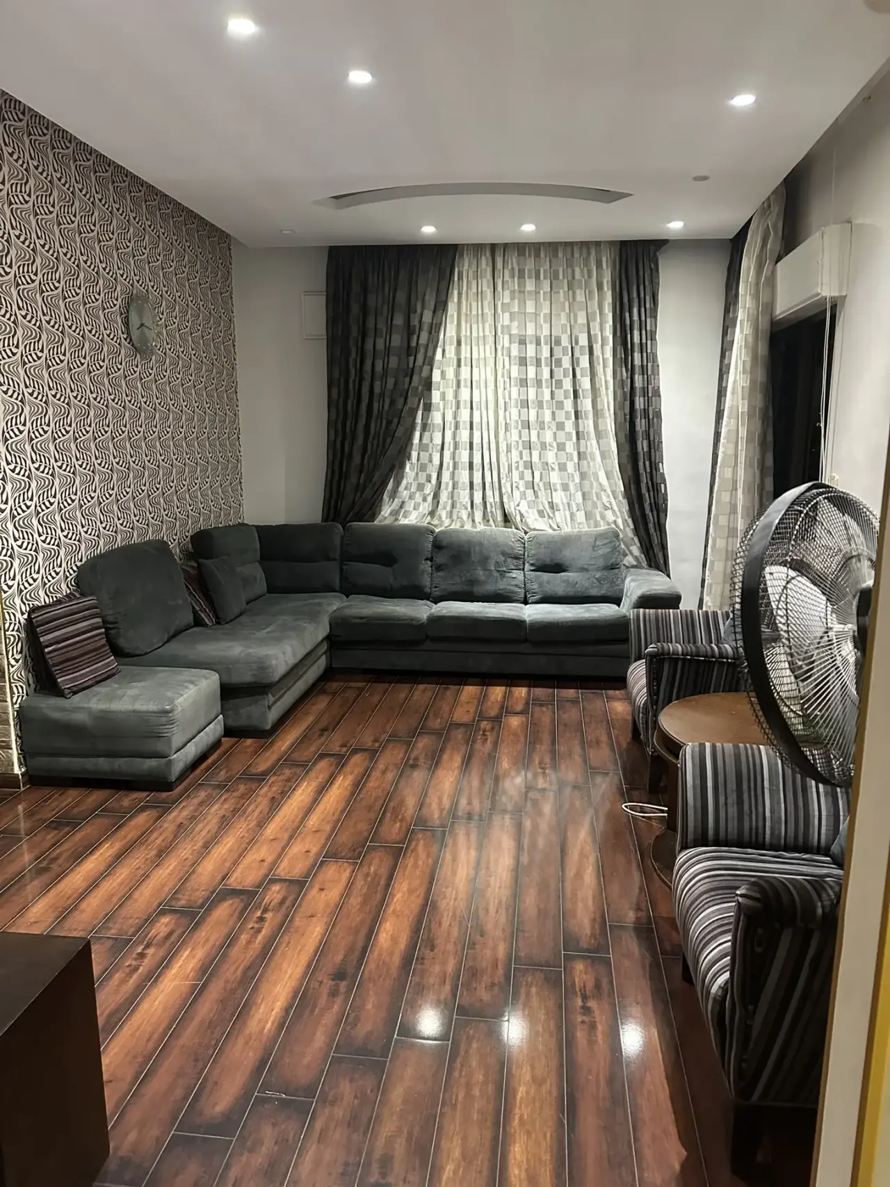 Parquet floors and central gas in a furnished 150 m² Gardens apartment