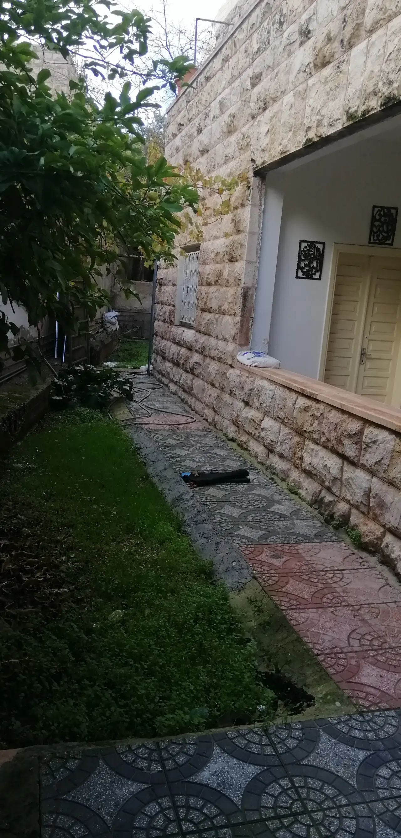 Near Abdali in Jabal Al Weibdeh: ground-floor flat with a 155 m² garden