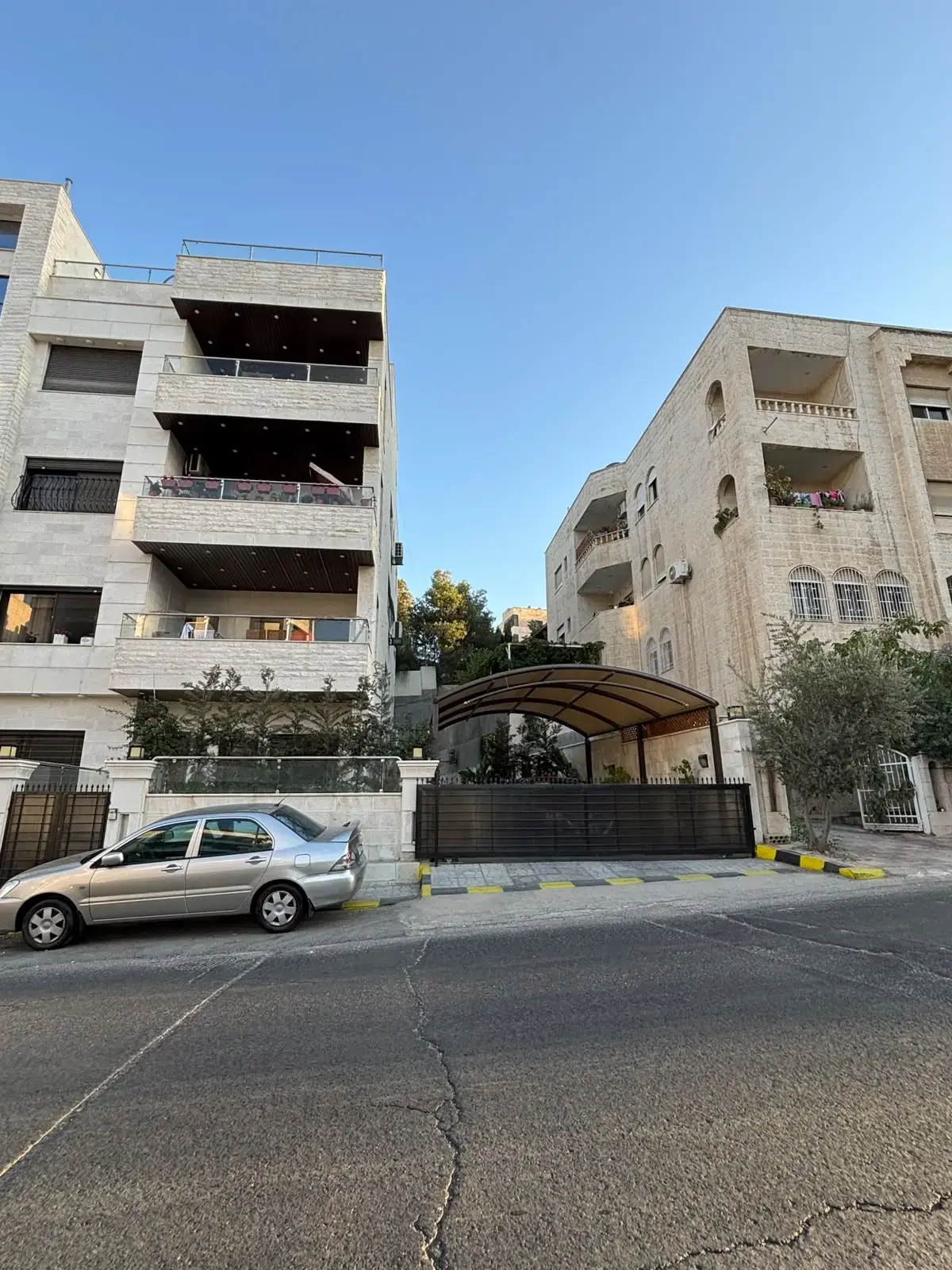 Ground-floor 4-bedroom apartment with 200 m² garden for sale in Dahyet Al Rasheed