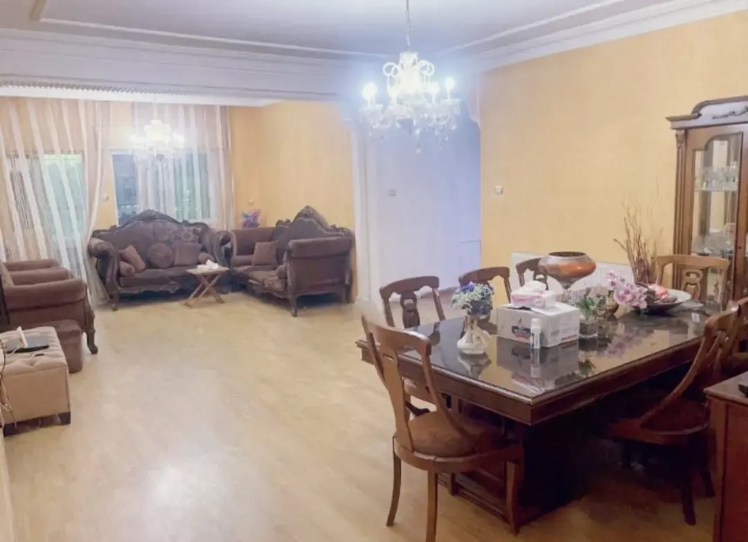 Opposite the Royal hospital in Arjan: bright 3-bed flat with open view