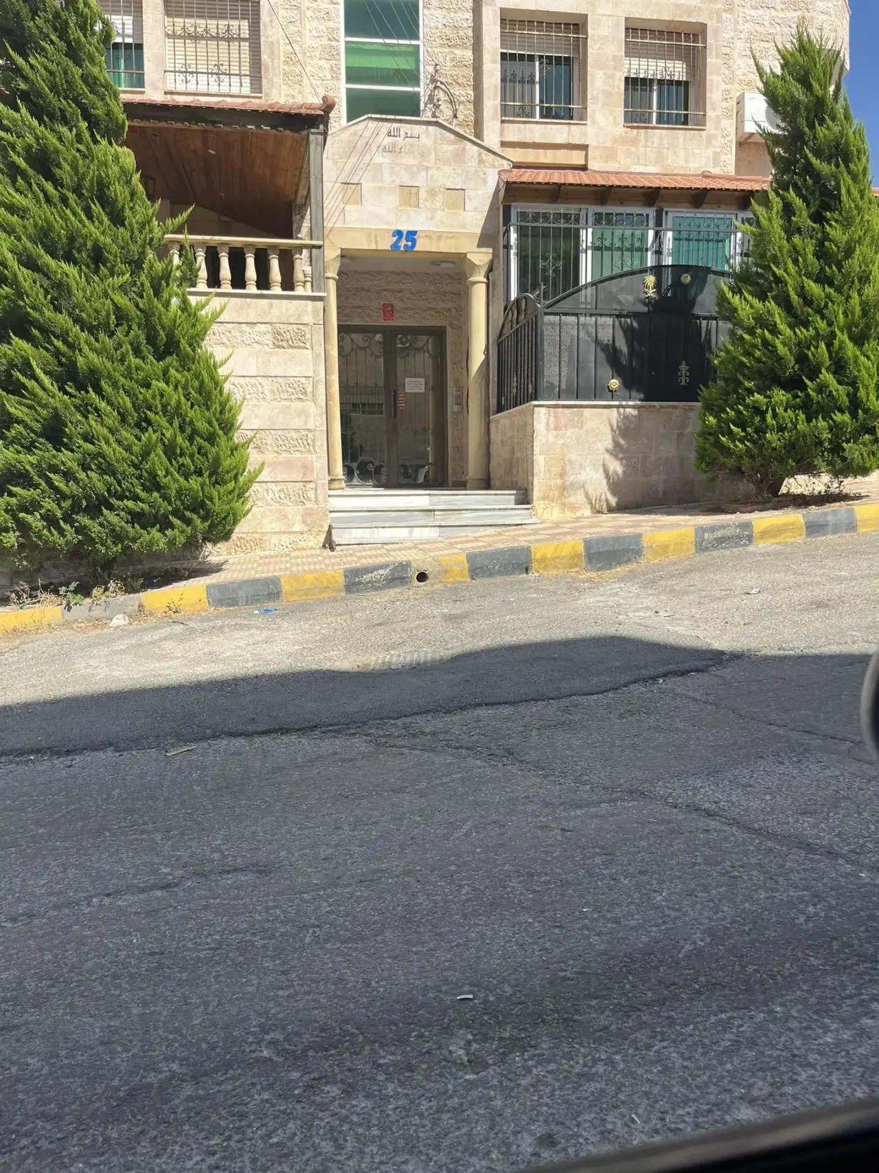 Deluxe ground-floor apartment in excellent condition for sale in Dahiet Al-Istiqlal