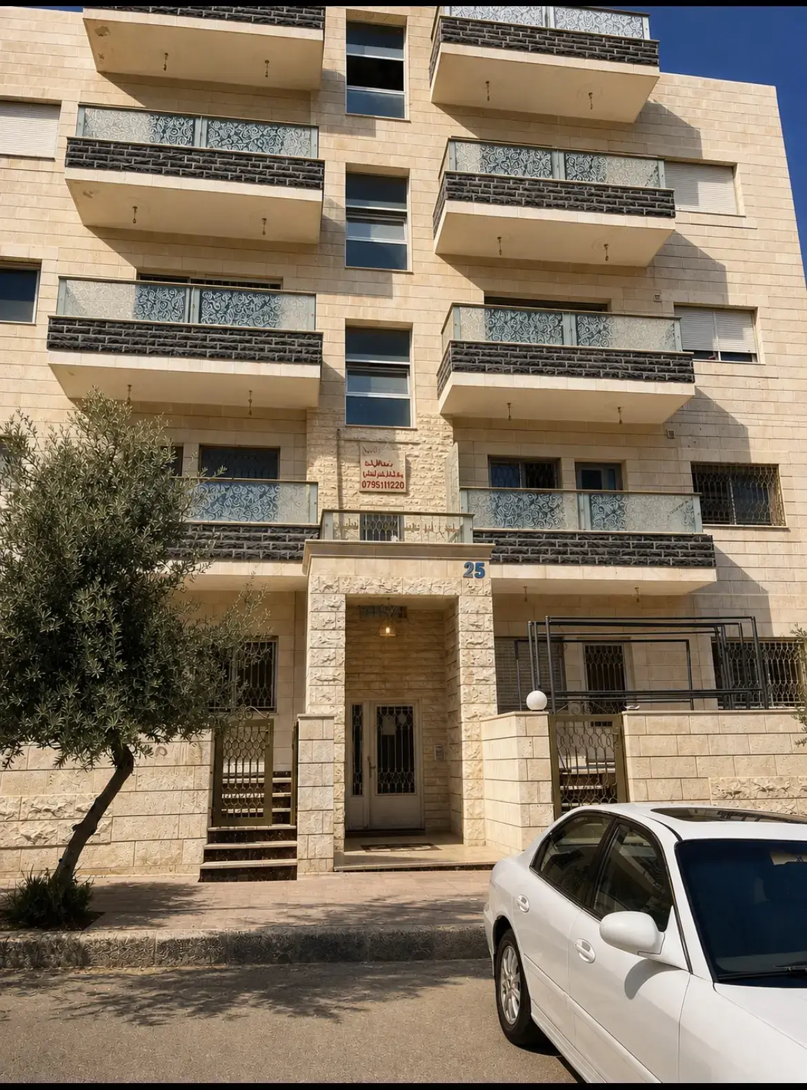 High-gloss kitchen in a 126 m² first-floor flat, Al Hashmi Al Shamali