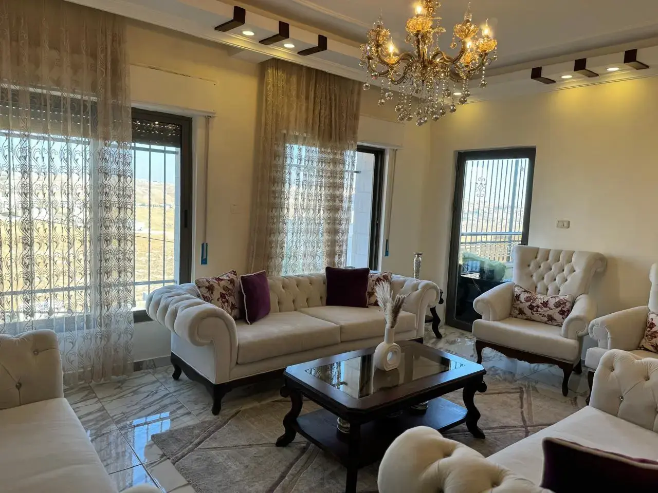 Permanent view and private storeroom with this 150 m² flat in Abu Al-Sous