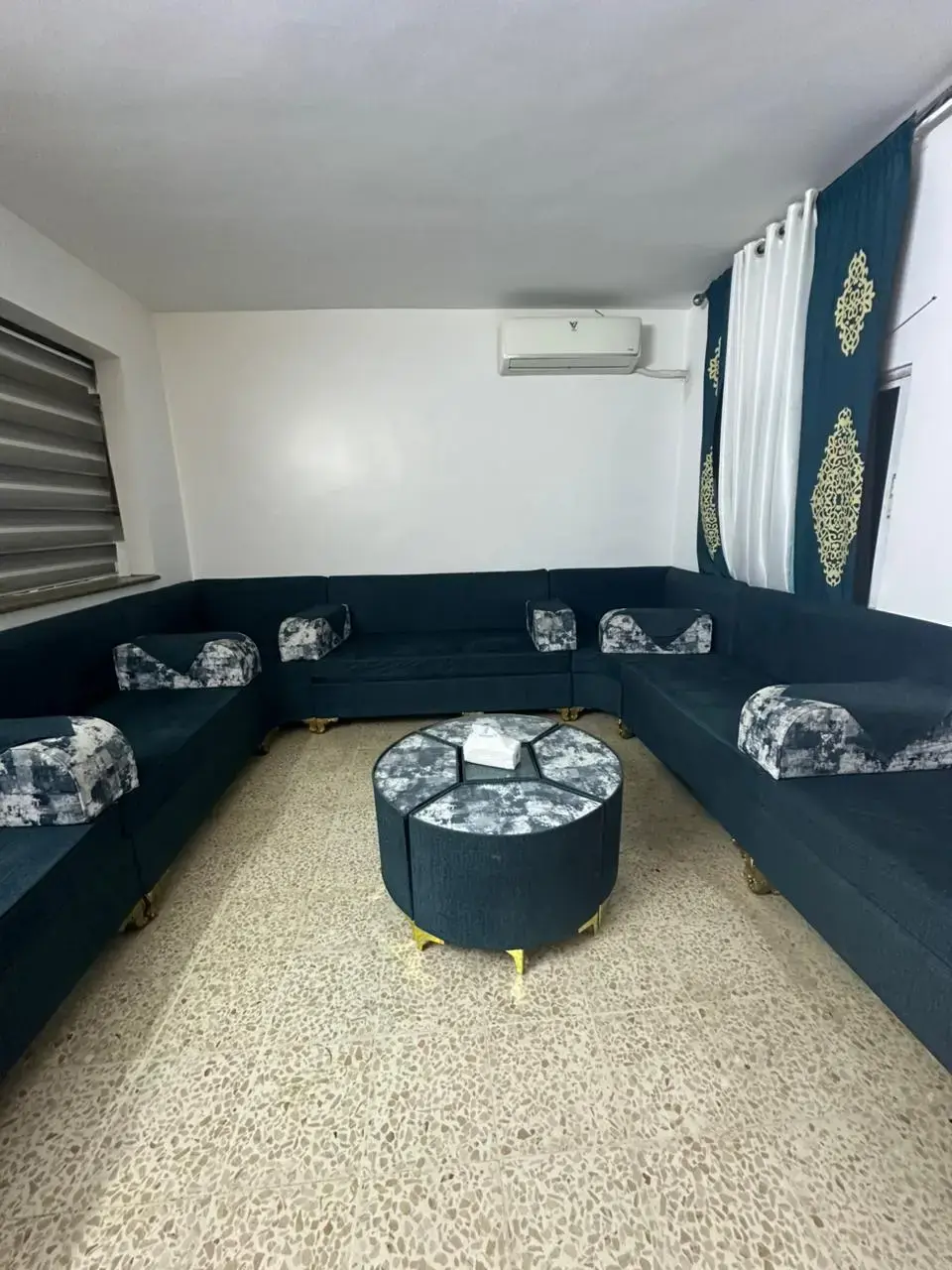 Al Muqabalen full-floor flat, 167 m², with 3 en-suite bedrooms