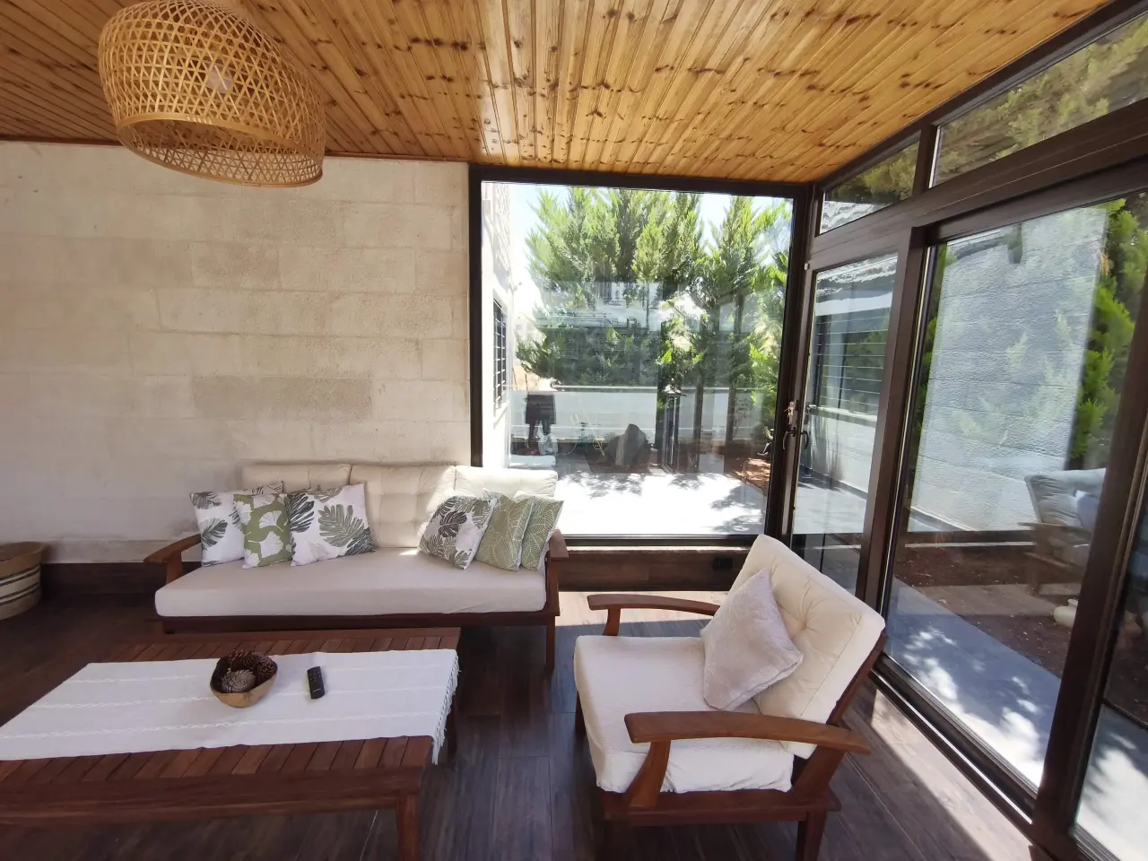 Naour semi-ground flat, 162 m², with a 67 m² garden and private entrance