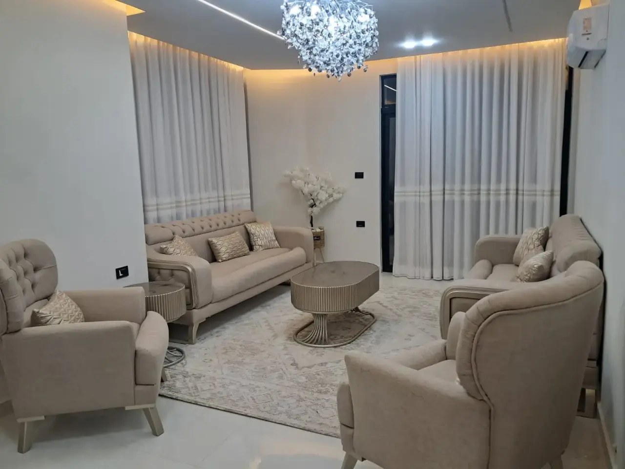 في الجبيهة، حي المنصور، شقة فندقية مفروشة في عمارة جديدة للإيجار