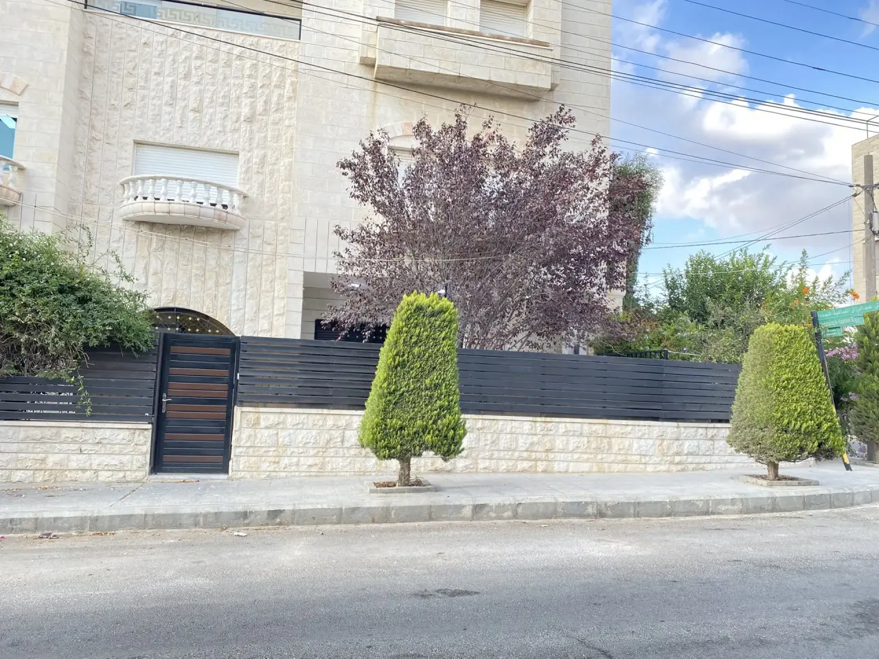 Garden and terrace with a villa-style 4-bedroom ground floor in Al Jandaweel
