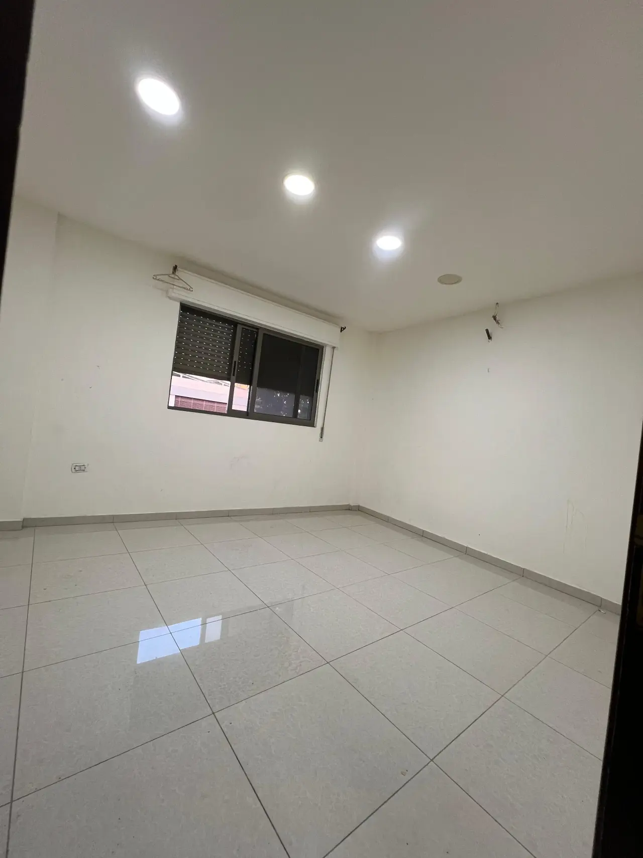 One-bedroom unfurnished studio to let in Al Jandaweel