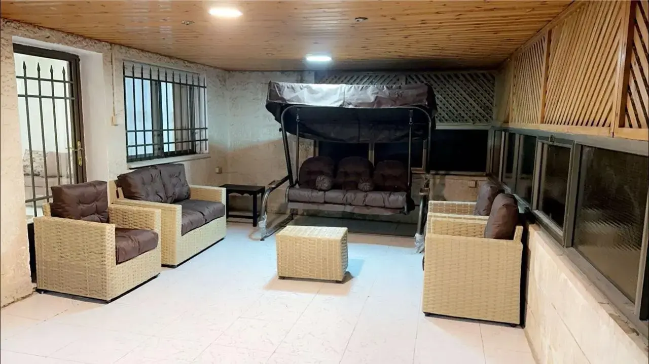 Furnished ground-floor apartment with 40 m² terrace for rent in Dahyet Al Rasheed