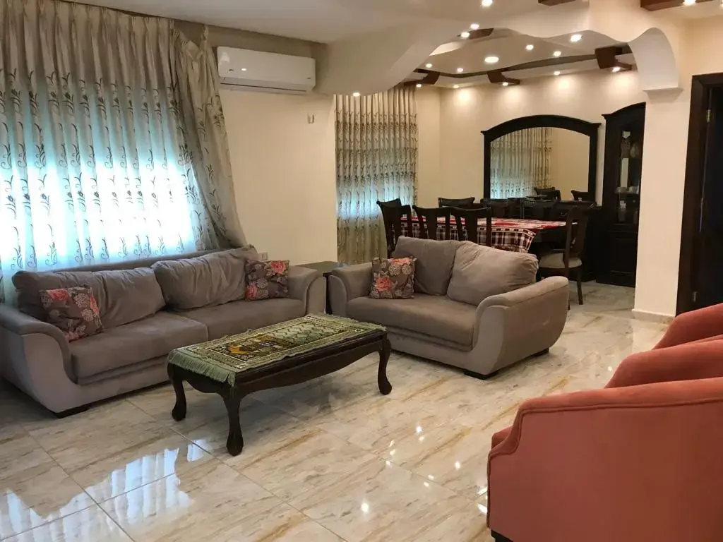 220 m² full-floor furnished apartment with 4 bedrooms, daily rent in Al Bnayyat