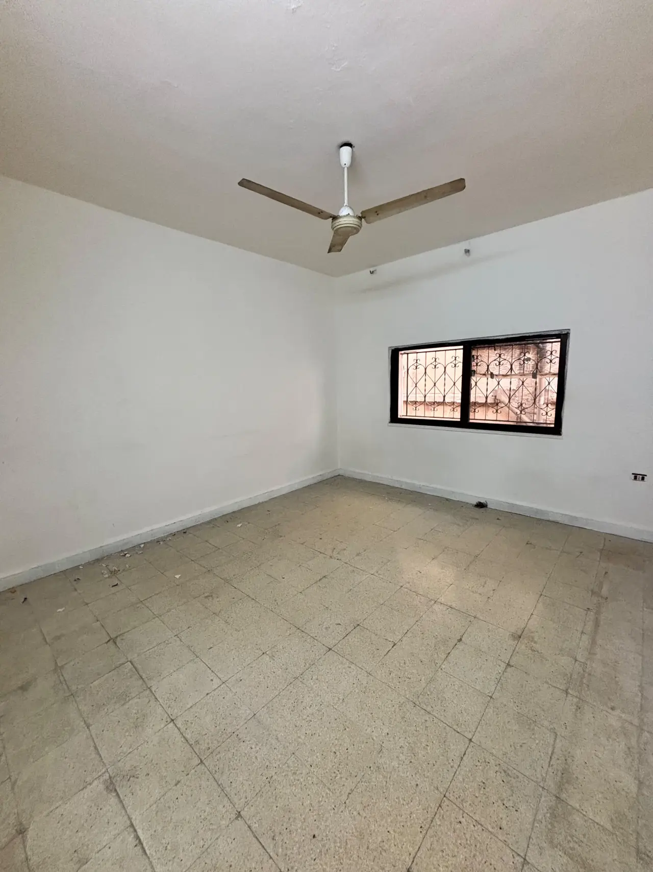 شارع أبو ذر الغفاري بجبل النزهة، طابق أول مشمس بثلاث غرف للإيجار