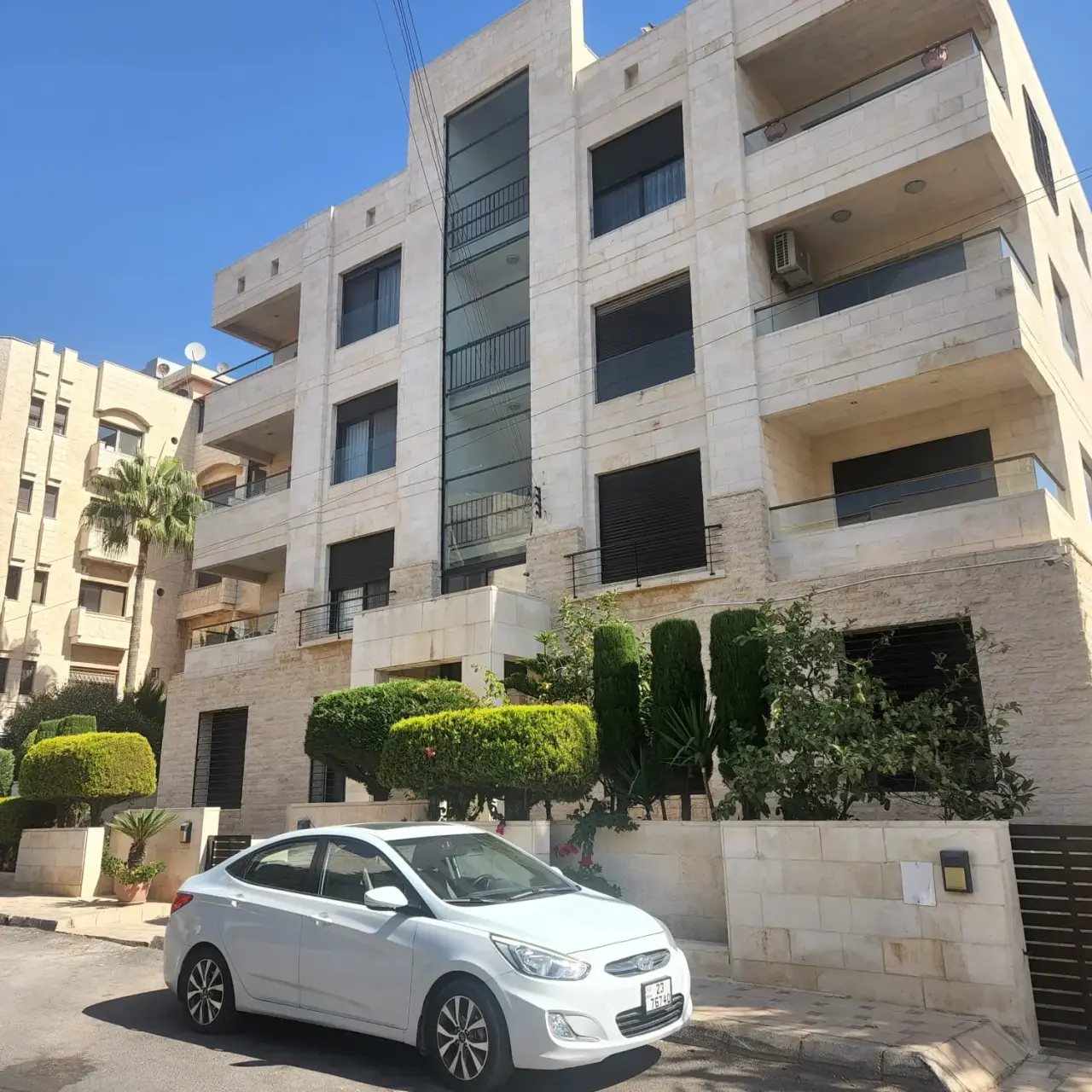 Gardens flat built for the owner's own use, 190 m², yearly rent