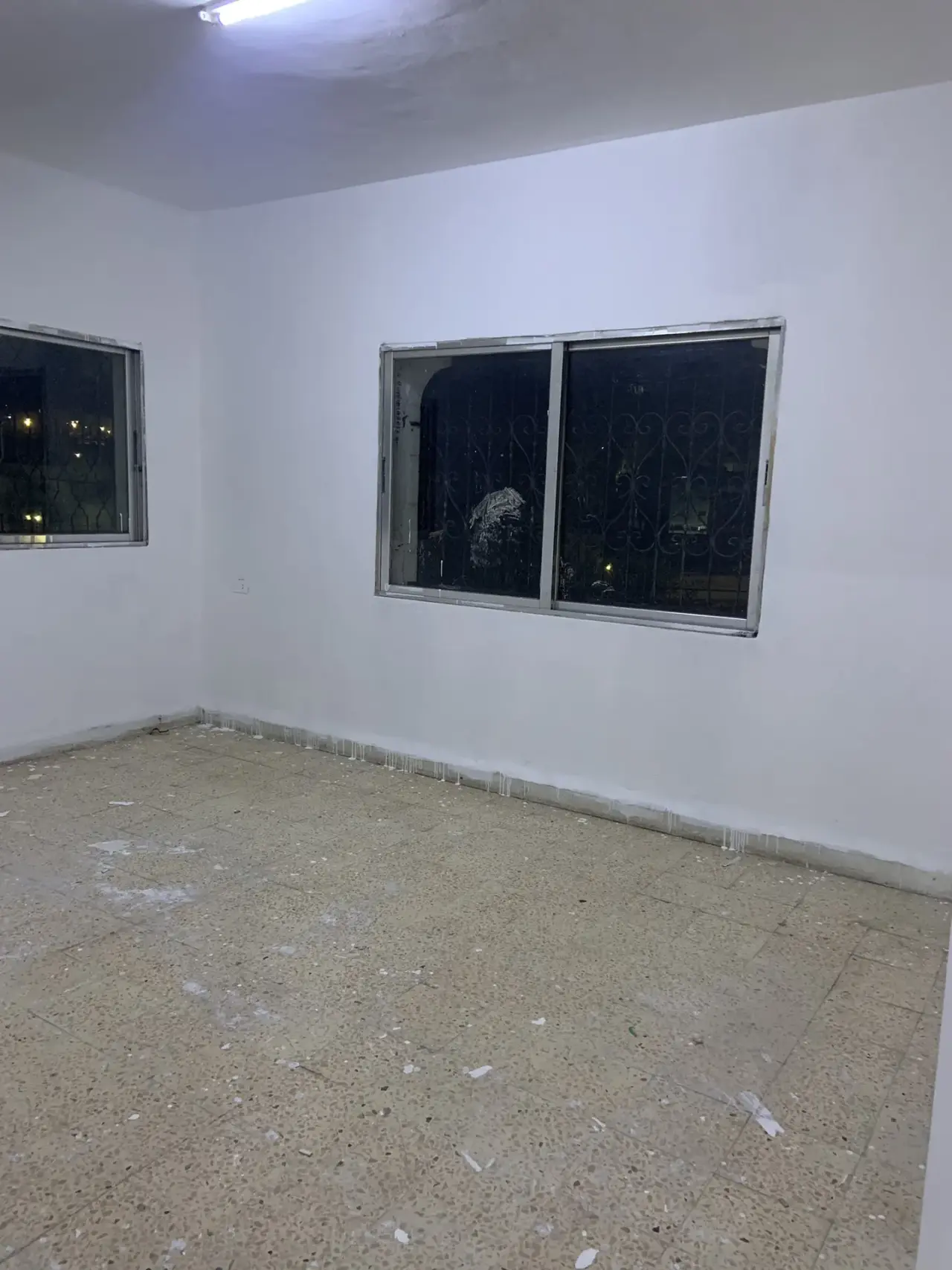 Jabal Al Naser second-floor flat, 100 m², unfurnished, for rent