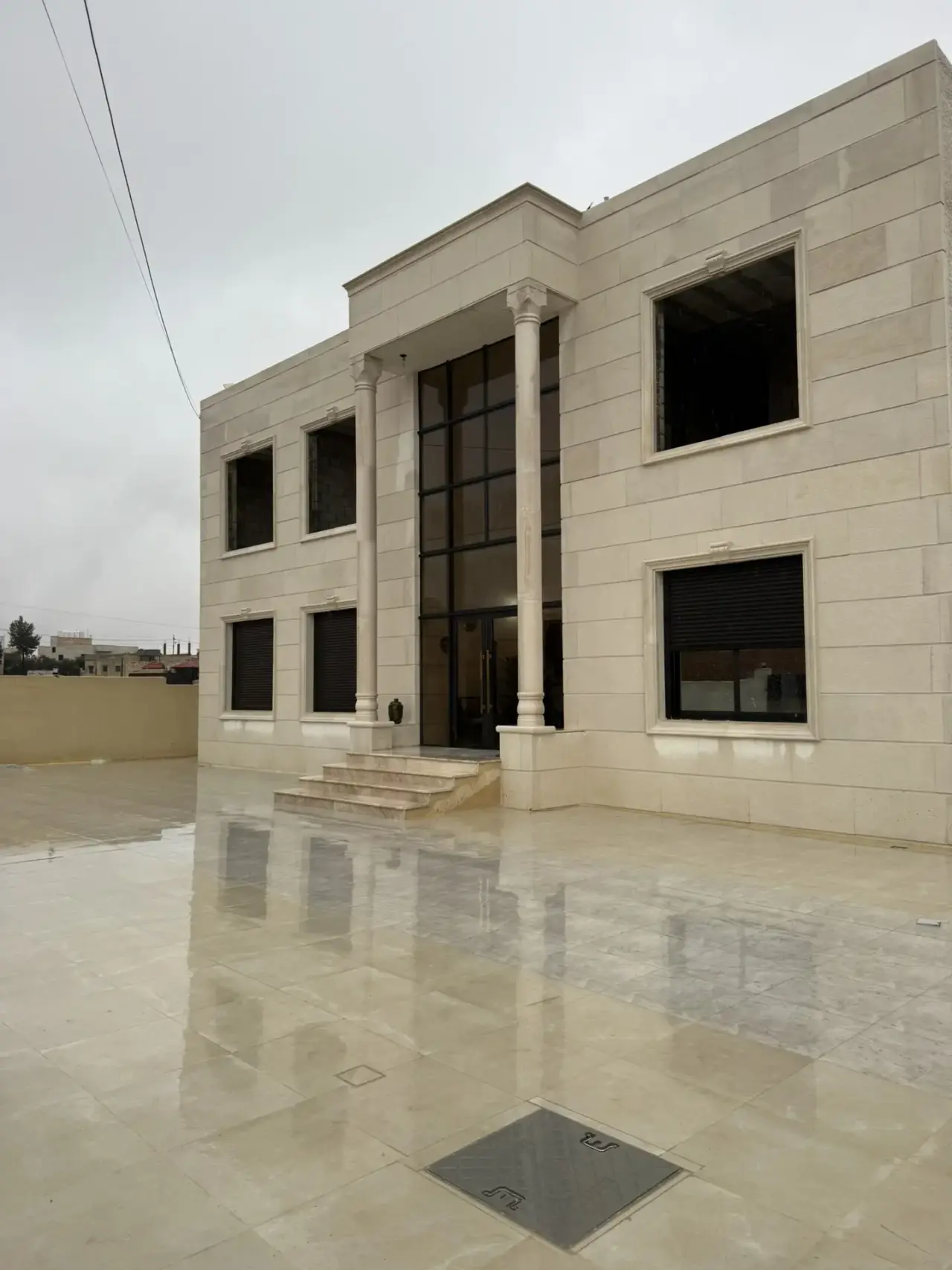 Al Salam Street, Naour: new villa on 900 m² with three extra flats, for sale