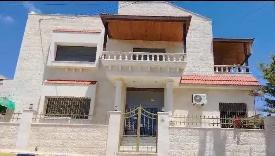 Marj Al Ajrab, Shafa Badran: raised detached villa with a view, furnished or not