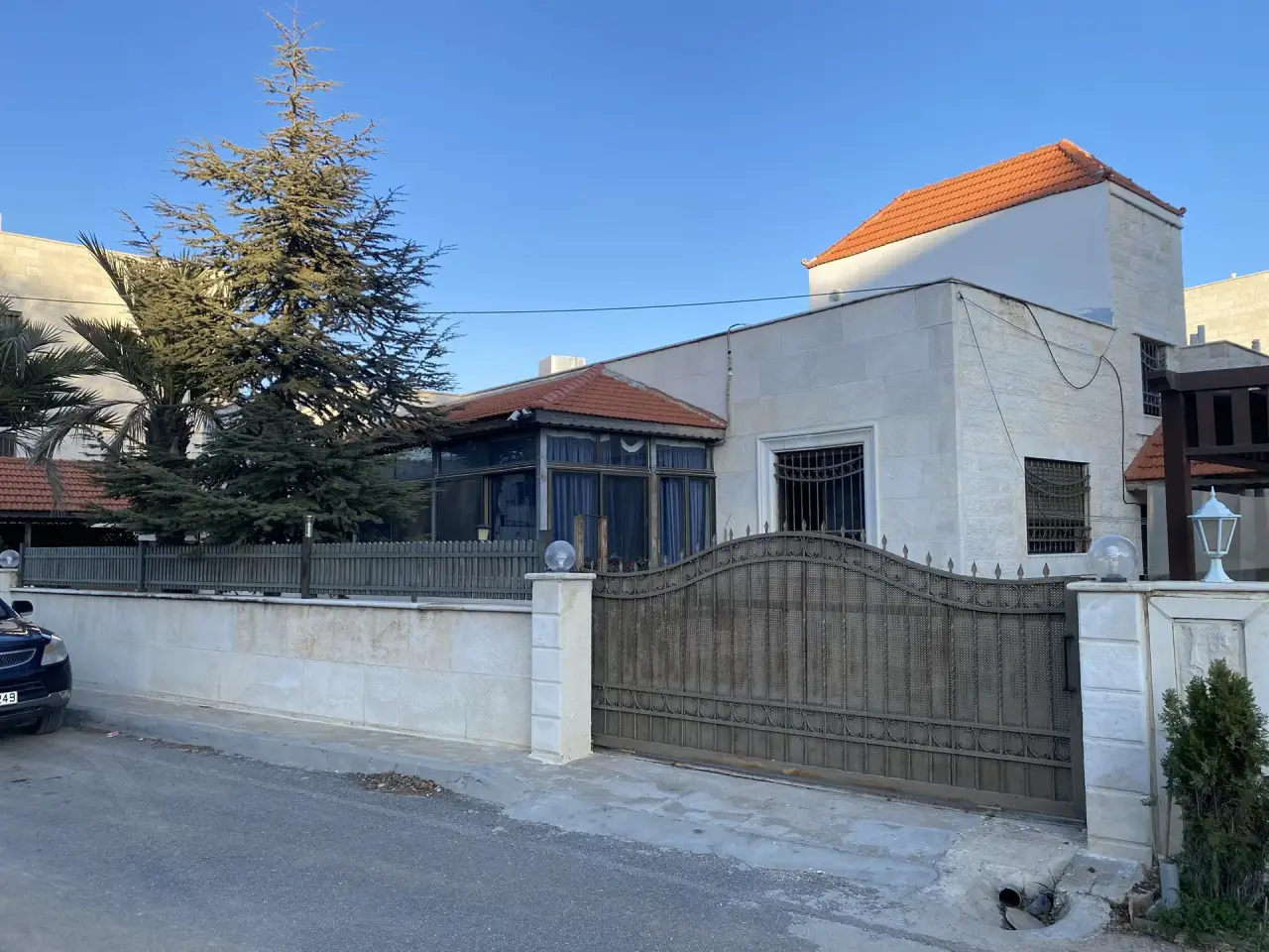 Next to Dabouq in Bader Al Jadedeh: detached 500 m² villa on 700 m²