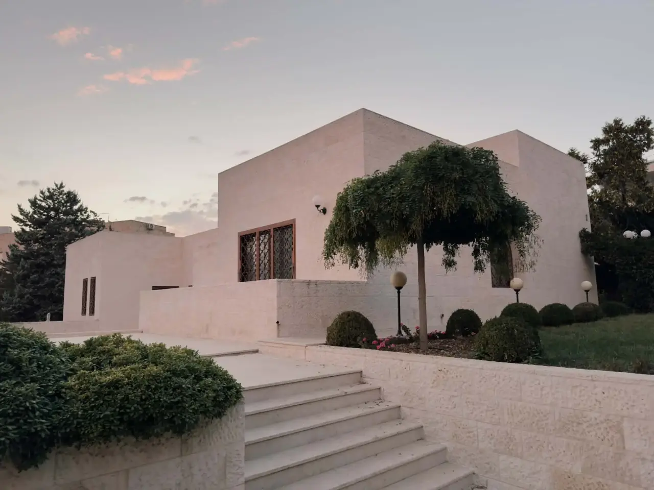 2,250 m² plot with large gardens: renovated villa in Dahiet Al Rasheed