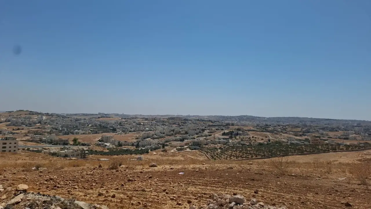 على أعلى قمة في مرج الأجرب بشفا بدران، أرض 780 م² على شارعين