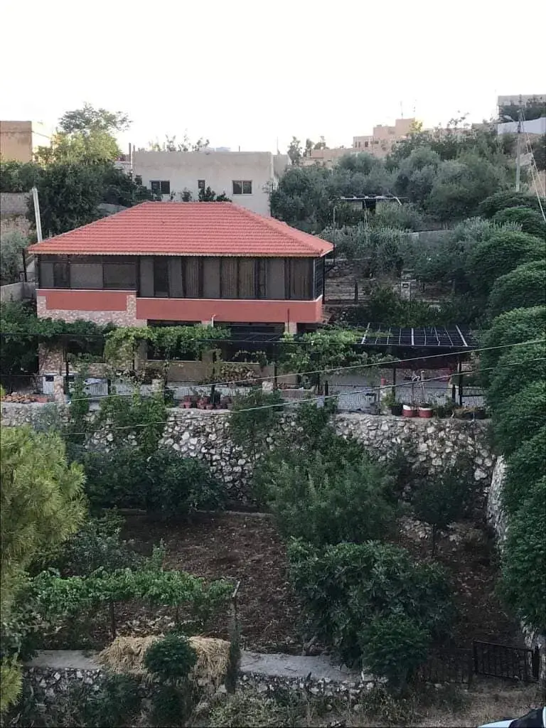 قرب المدينة الطبية في الرباحية بدابوق، دونم أرض عليه بيت طابقين