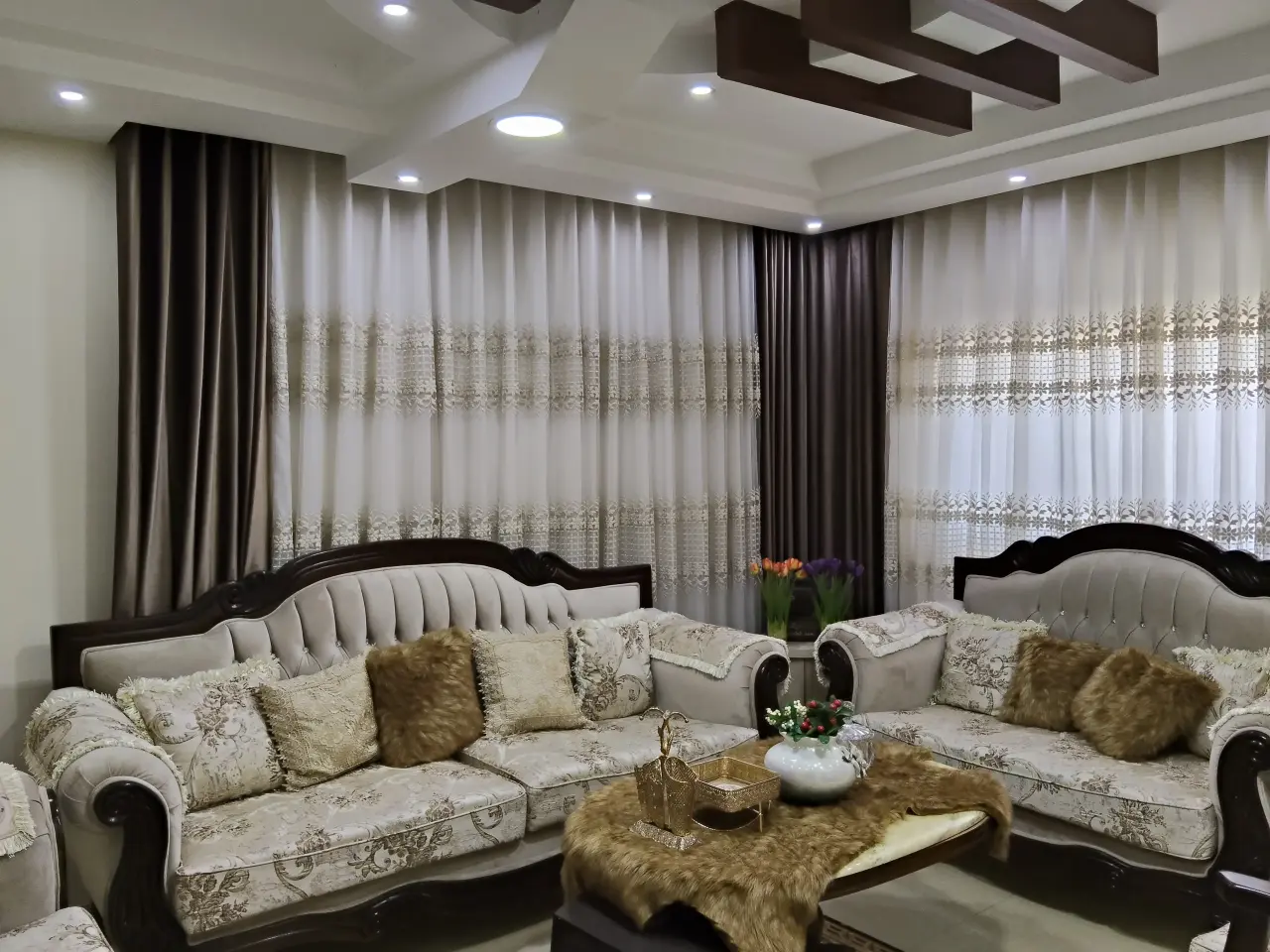 Oak kitchen in a 146 m² first-floor flat near Tunis Park, east Irbid