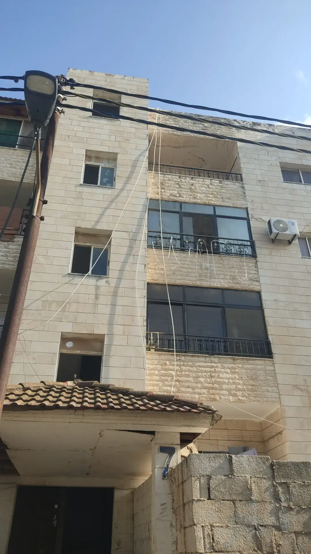 100 m² third-floor apartment for sale near Yarmouk University north gate, Irbid