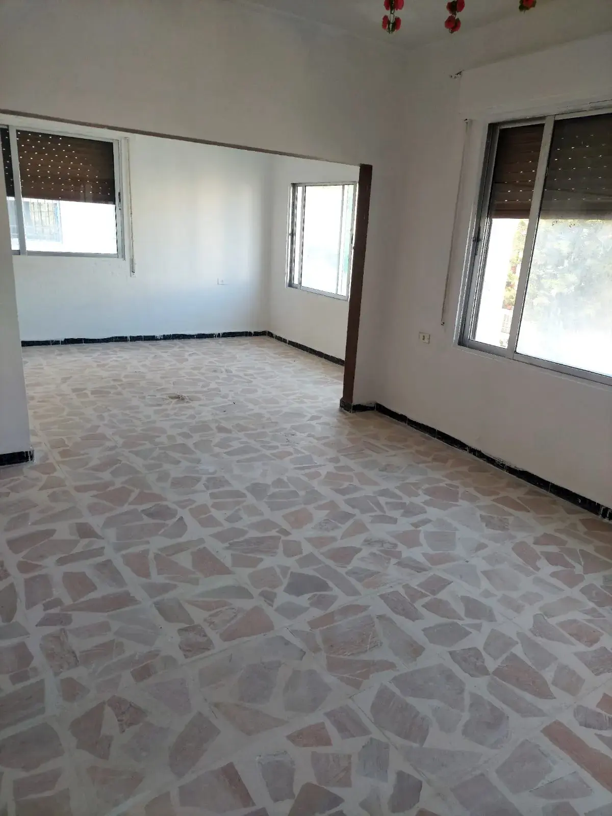 West of Al Naseem roundabout, a spacious 180 m² 3-bedroom rental in south Irbid