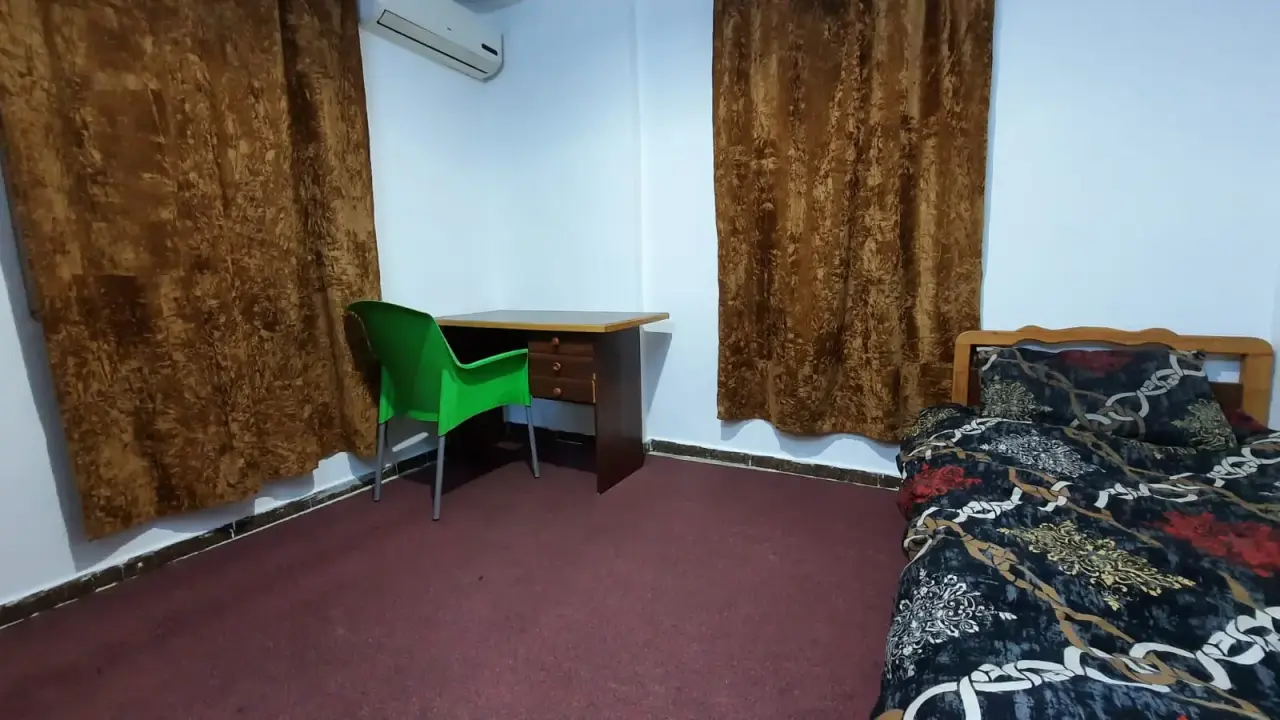 Apartment for rent in University Street – photo 4