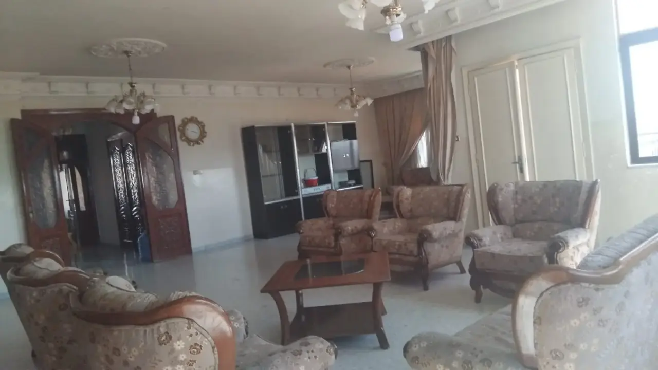 شقة للبيع في Jabal Tareq – صورة 2