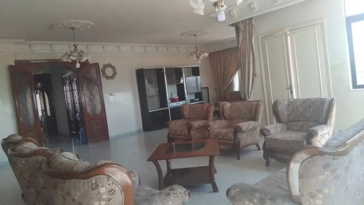 نصف مفروشة، شقة طابقية واسعة في جبل طارق بالزرقاء